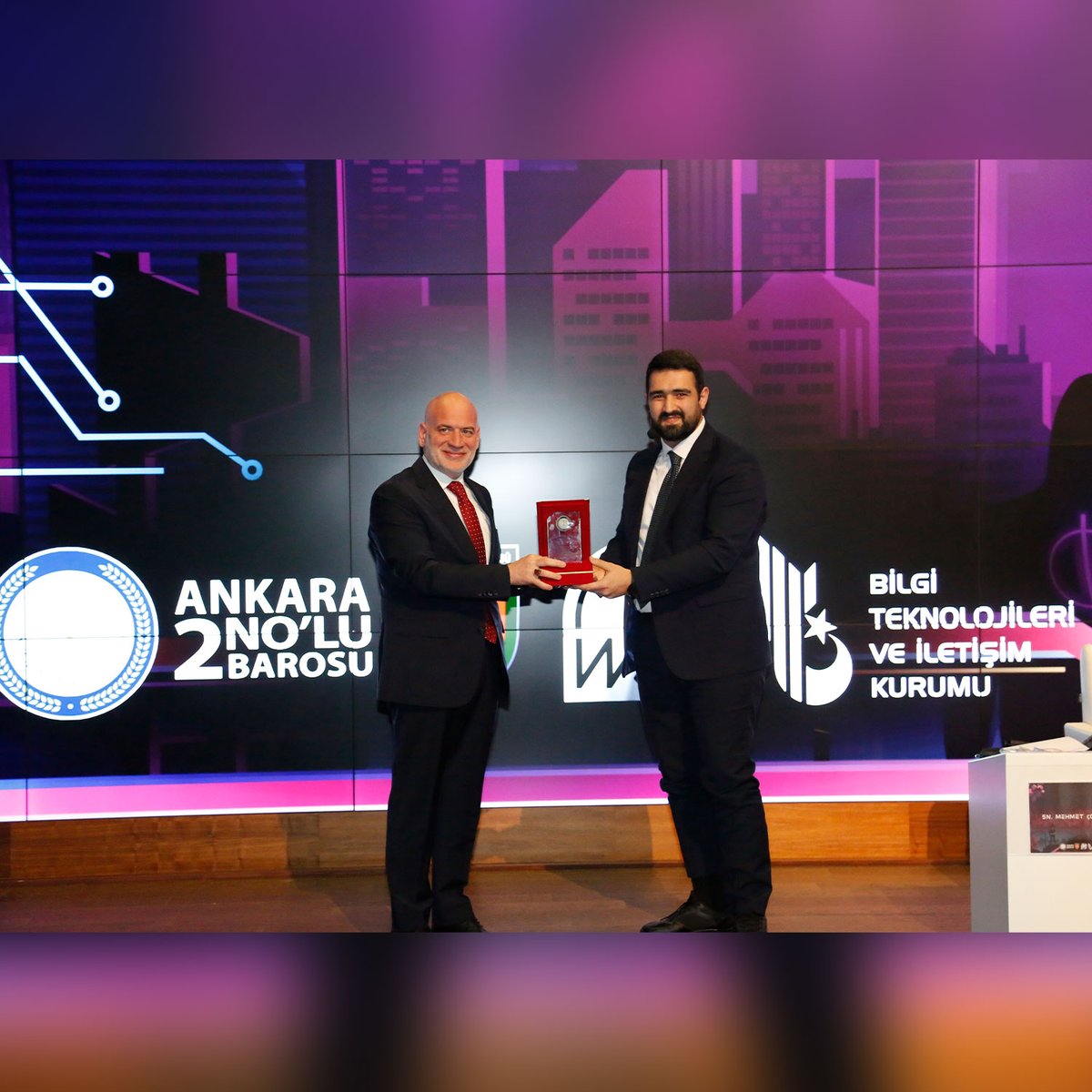 Hukukta Web 3 Teknolojileri ve Yapay Zeka Sempozyumu’nda konuşmacılar için hazırlanan plaket Ankara 2 No’lu Barosu Başkanı Av. Sabri Hafif tarafından takdim edildi. Tüm konuşmacılarımıza teşekkür ederiz.
#ankara2nolubarosu