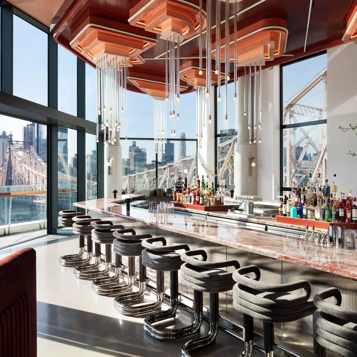 Panorama Room

Enjoy 360 views of New York City and expertly crafted cocktails.