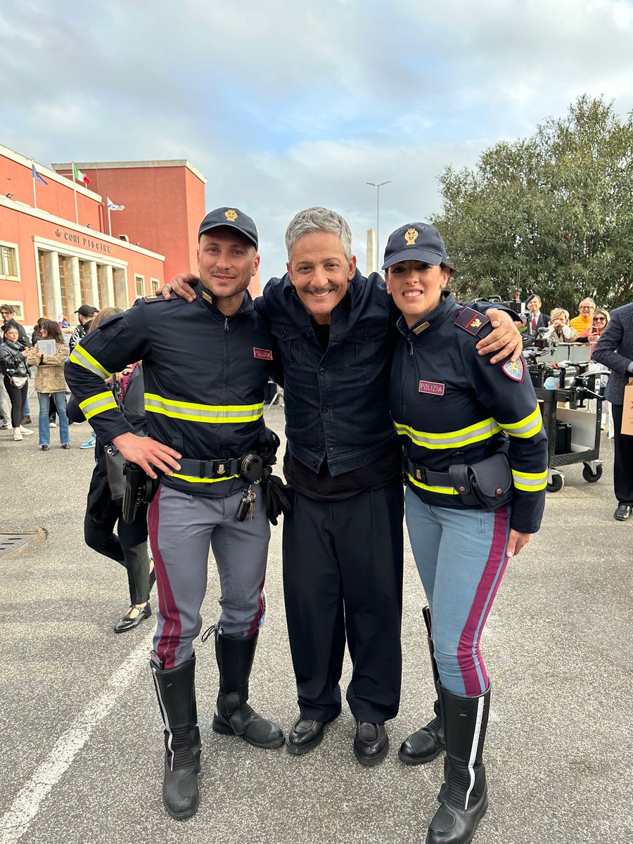 🎂🎂Buon compleanno a @ClaudioBaglioni e a @Fiorello grandi amici della #PoliziadiStato e al nostro fianco in molti progetti di educazione alla #legalità 
#culturadellalegalità #16maggio #essercisempre