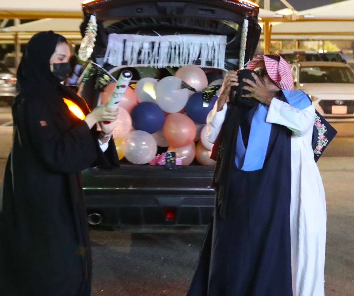 taibahu's tweet photo. "أبي 🤍
كيف أحكي عنك؟ 
وفيك كل الحكايا تُختصر.."

📸 لقطات من فرحة خريجات
كليات التربية والعلوم 
مساء أمس ضمن احتفالنا بـ #خريجي_طيبة_الدفعة_العشرين 🎓🎉 https://t.co/Oqtstnvf2D