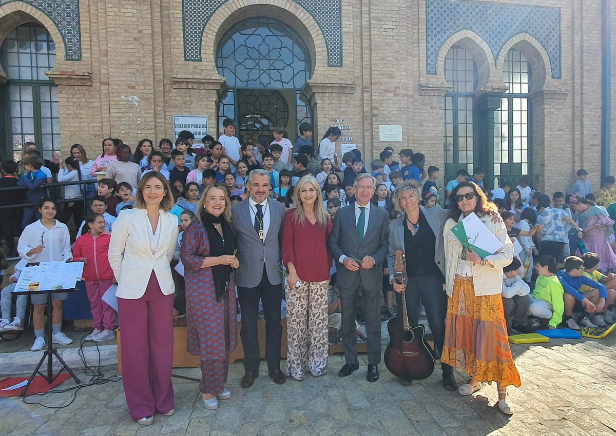 Emotiva jornada de convivencia de la Comunidad Educativa compartiendo costumbres, tradiciones,  patrimonio cultural y musical de un barrio, una ciudad y de nuestra Andalucía. Gracias por acompañarnos <a href="/ArauzRivero/">Miguel Angel Araúz Rivero</a> <a href="/Patricia_Pozo_/">Patricia del Pozo</a>  <a href="/MacarenaOneill/">Macarena O'Neill</a> <a href="/blancagastalver/">Blanca Gastalver Molina</a> <a href="/Hrociodelcerro/">Hdad. del Rocío del Cerro del Águila</a>