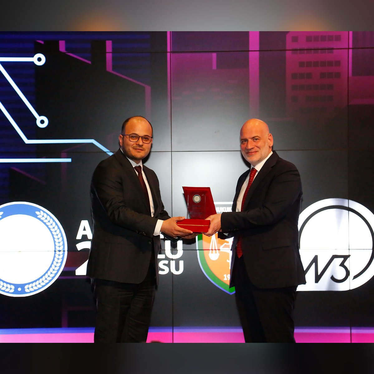 Hukukta Web 3 Teknolojileri ve Yapay Zeka Sempozyumu’nda konuşmacılar için hazırlanan plaket Ankara 2 No’lu Barosu Başkanı Av. Sabri Hafif tarafından takdim edildi. Tüm konuşmacılarımıza teşekkür ederiz.
#ankara2nolubarosu