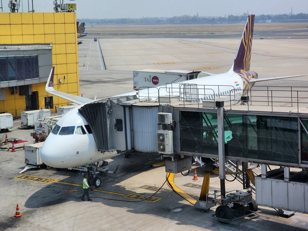 My chariot today is @airvistara's #A320neo VT-TQU acquired from @avolon_aero.
The favourable #India - #Ireland double taxation avoidance treaty (among other things) ensures most aircraft leased by India's airlines are from an entity registered in Ireland.
#AvGeek
#PaxEx