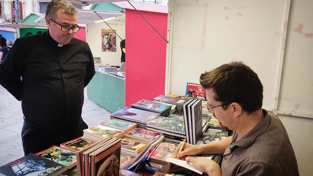 Esto pasó en Úbeda . Y van tres, que sepamos. Tres sacerdotes que ya tienen 'En tierra de demonios' (novela editada por @unratedcomics). Próxima y última parada de la gira de firmas: Sábado 8 de junio, de 11:30 a 14:00, en la caseta de @Fnac_ESP en la @flibrozaragoza).