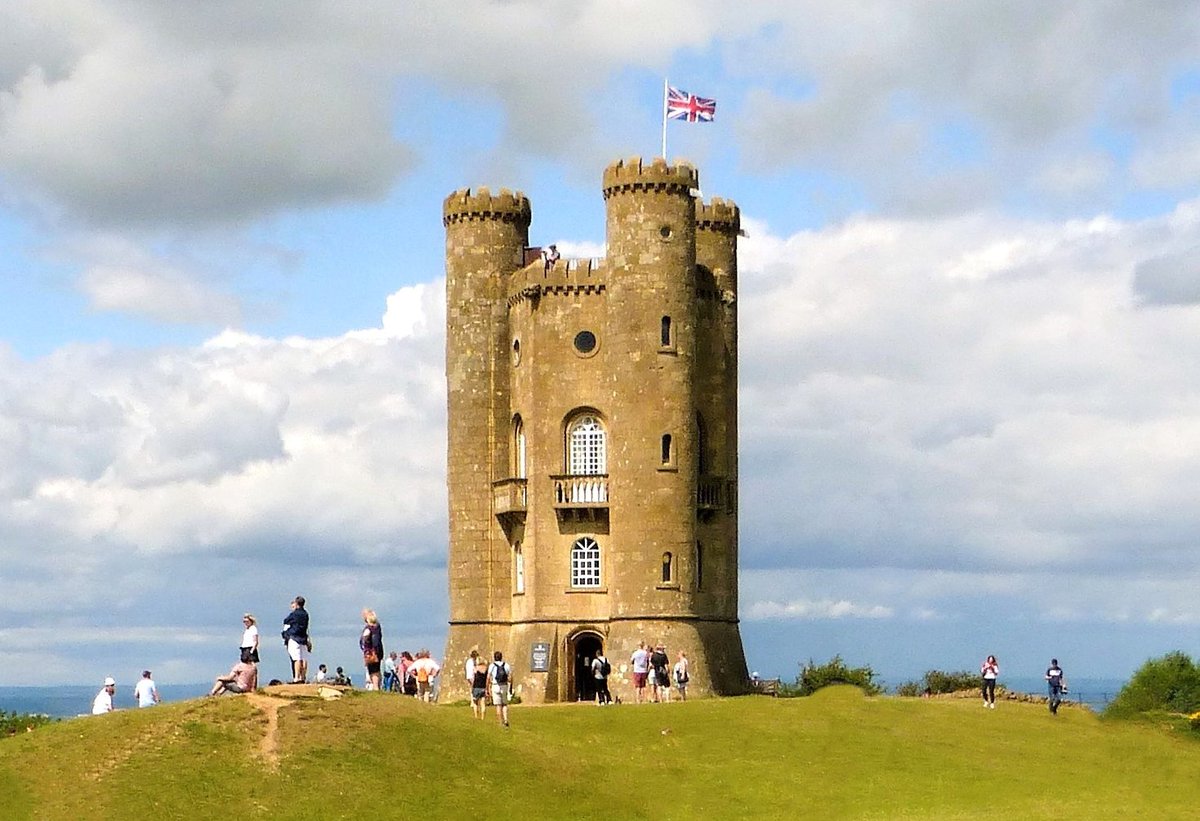The very impressive #BroadwayTower for this week's #AlphabetChallenge - letter T! (Photo taken on my last visit) 💙🏰💚 @ThePhotoHour #WorcestershireHour #Cotswolds #Worcestershire