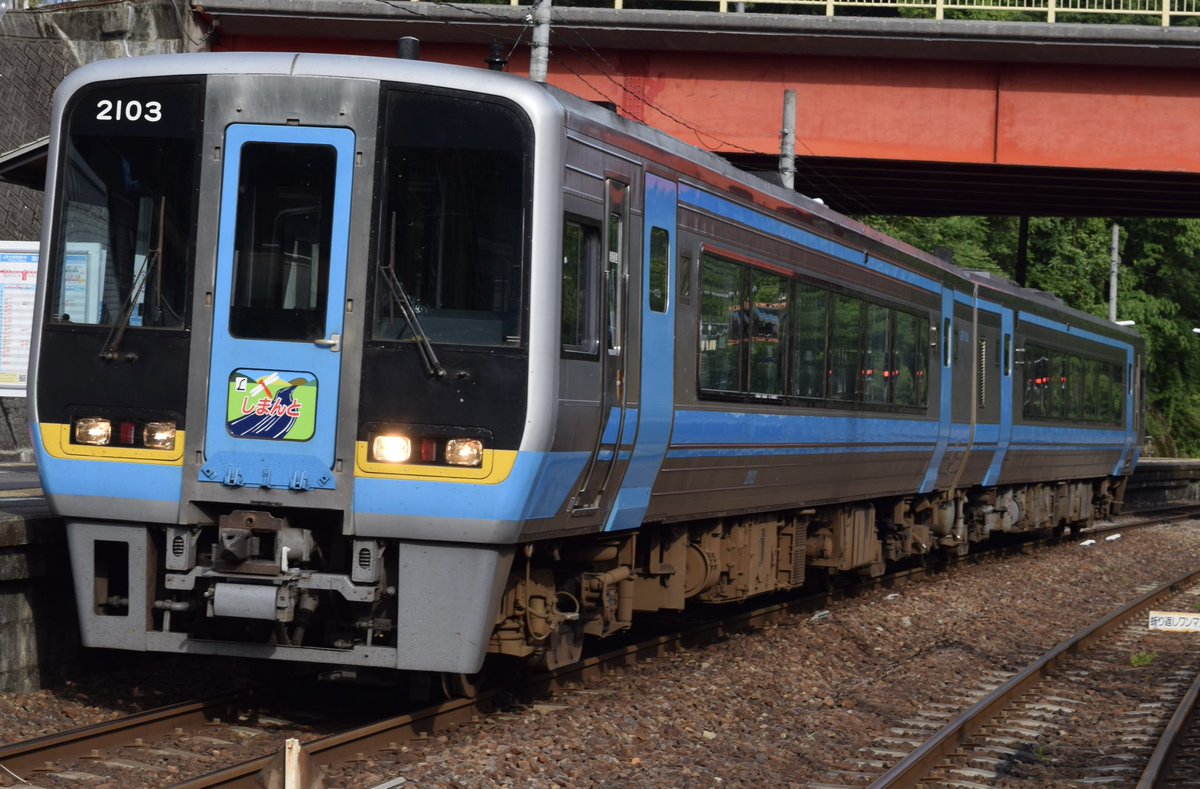 neuziger's tweet image. 5月の末頃にはRemember2000のツアーもありましたね、高松〜高知とかいうその当時はびっくりしました。まあ数年後、宿毛〜高松の運用に入ることになるんですが…
#2000系 #Remember2000 #JR四国