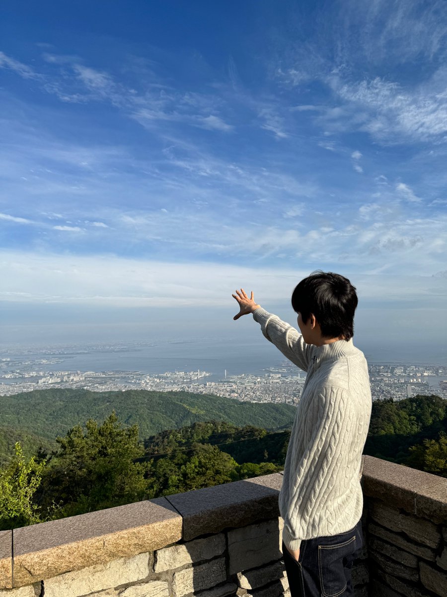 240516 BAEKHYUN WEVERSE Baekhyun: I wanted to grab the pretty scenery in my hands to take it and show it to Eris ☺️