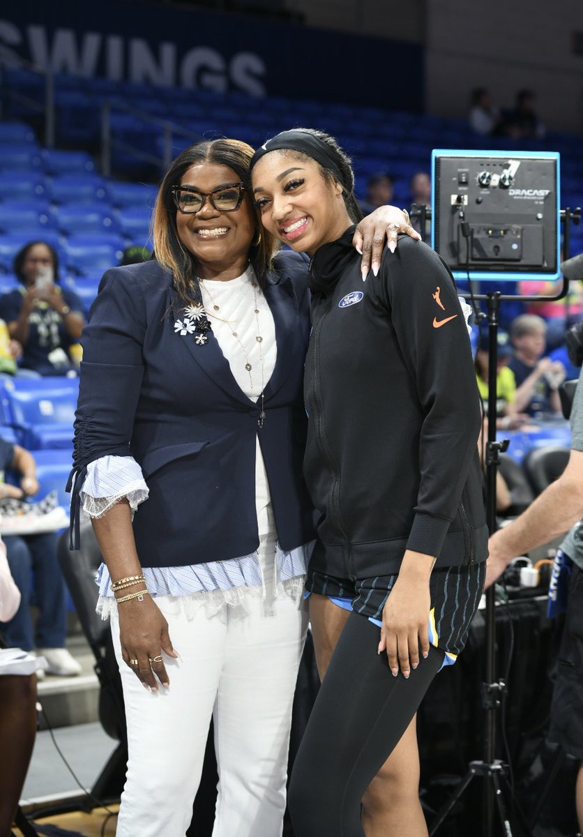 My night was made when I got this pregame 📸 of two of my favorite women in sports - @airswoopes22 and @Reese10Angel 🖤 #WNBA #ChicagoSky #DallasWings