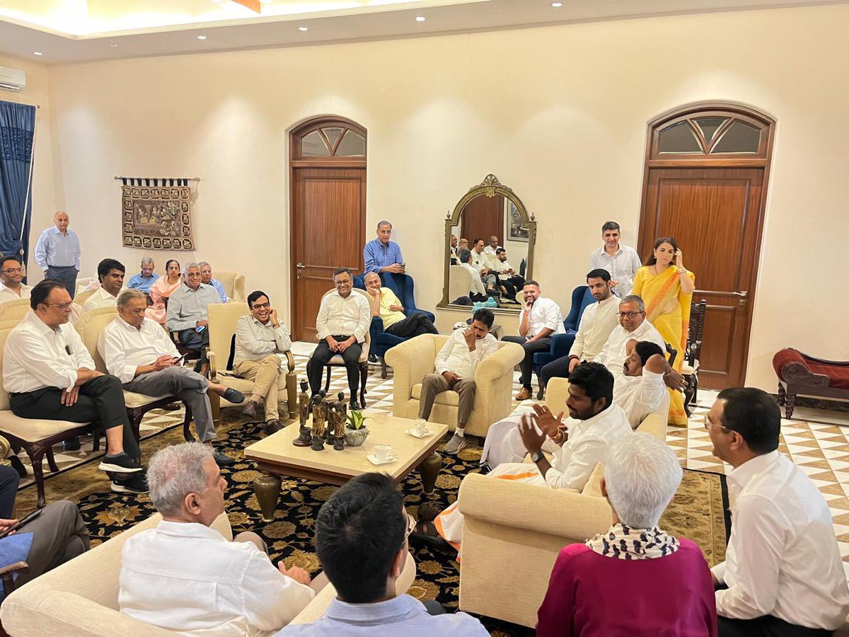 As part of the Vishesh Sampark Abhiyan, delighted to meet the entrepreneurs of Mumbai yesterday & had the opportunity to detail the policies of our Hon PM Shri @narendramodi avl that have led to ease of doing business as we campaigned for NDA’s South Mumbai winning candidate Smt