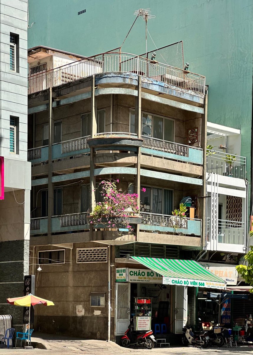 Another charming modernist shophouse spotted in Ho Chi Minh City. 

📍568 Đ. Trần Hưng Đạo, Phường 2, Quận 5.