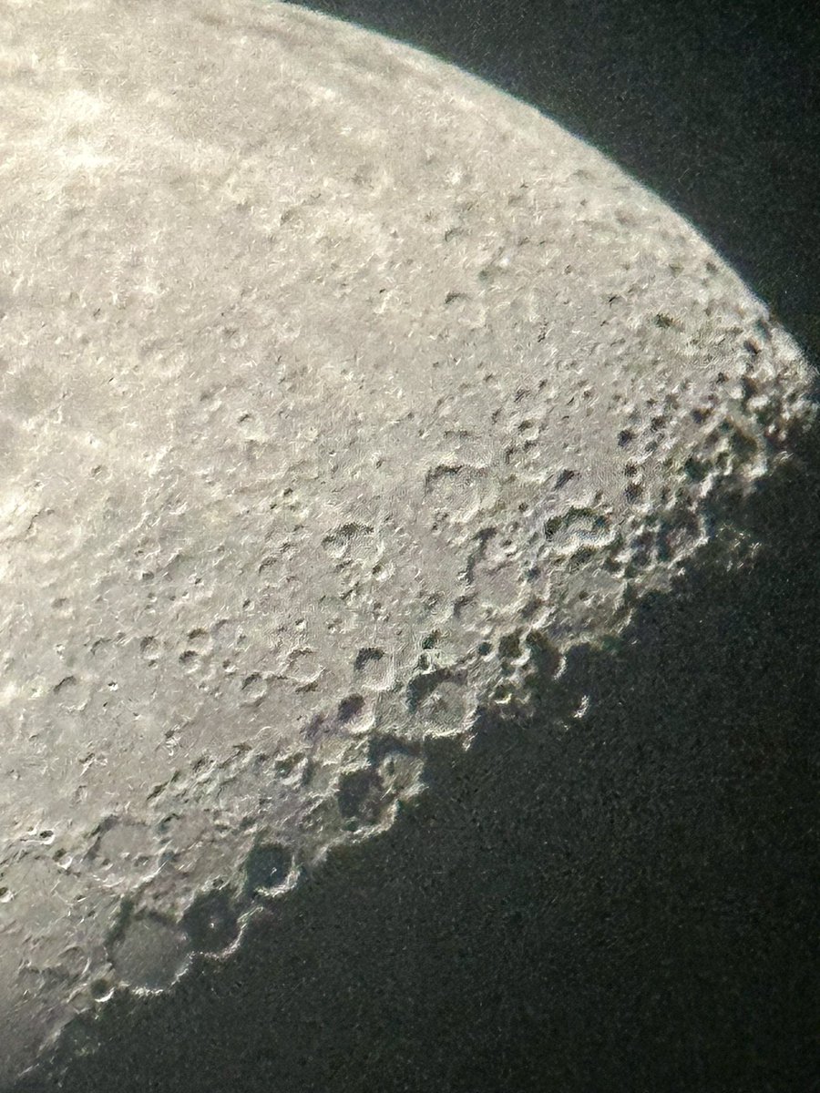 Una experiencia increíble ver la luna en cuarto creciente, iluminada al 50%. Es el momento ideal para ver los cráteres 🌓 ✨
