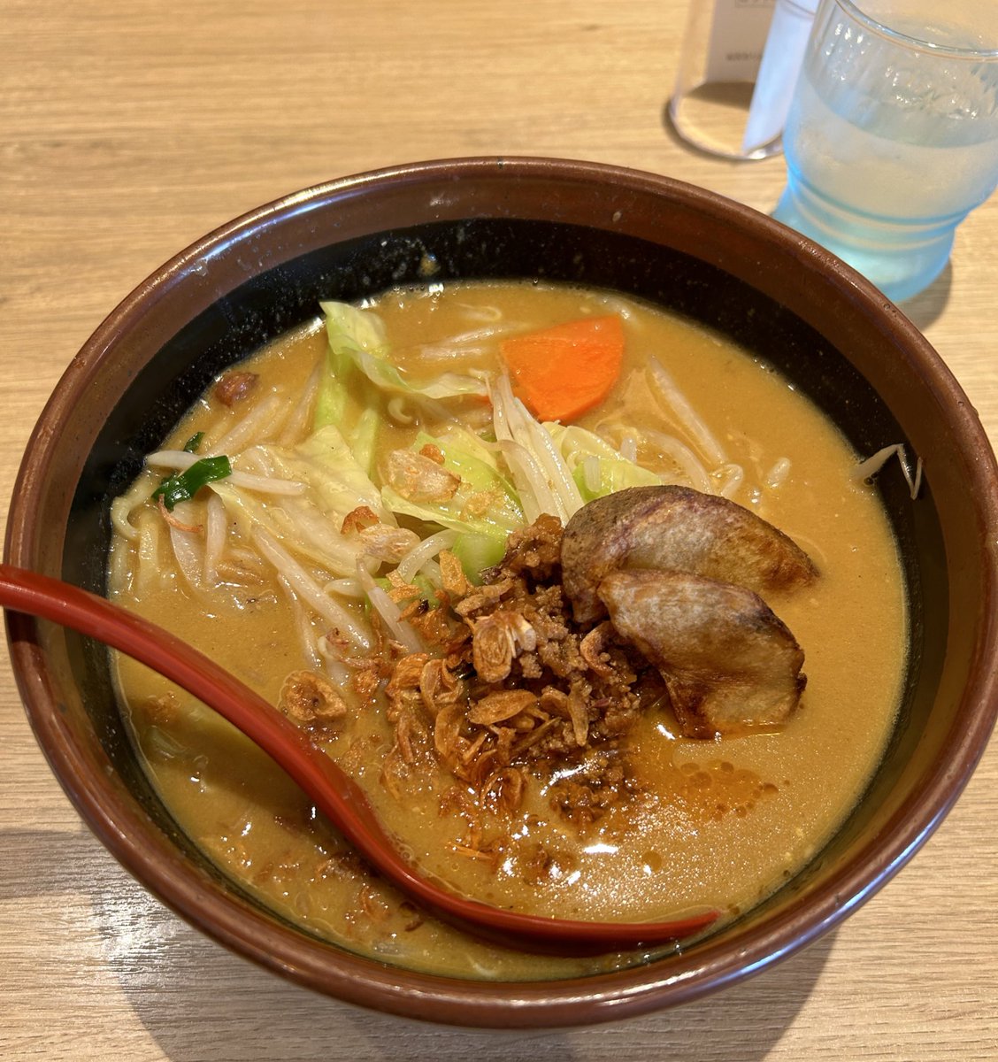 お昼ですね～
カレー味噌ラーメン

味噌ラーメン専門店で見かけて、
気になったカレーラーメン

カレーと味噌の風味が思った以上に
ベストマッチで
＿人人 人人＿ 
＞  うまい ＜ 
￣Y^Y^Y^Y￣

午後からもがんばりましょう♪
(و •̀ ᴗ •́) و

#企業公式つぶやき部
#がんばろう企業公式