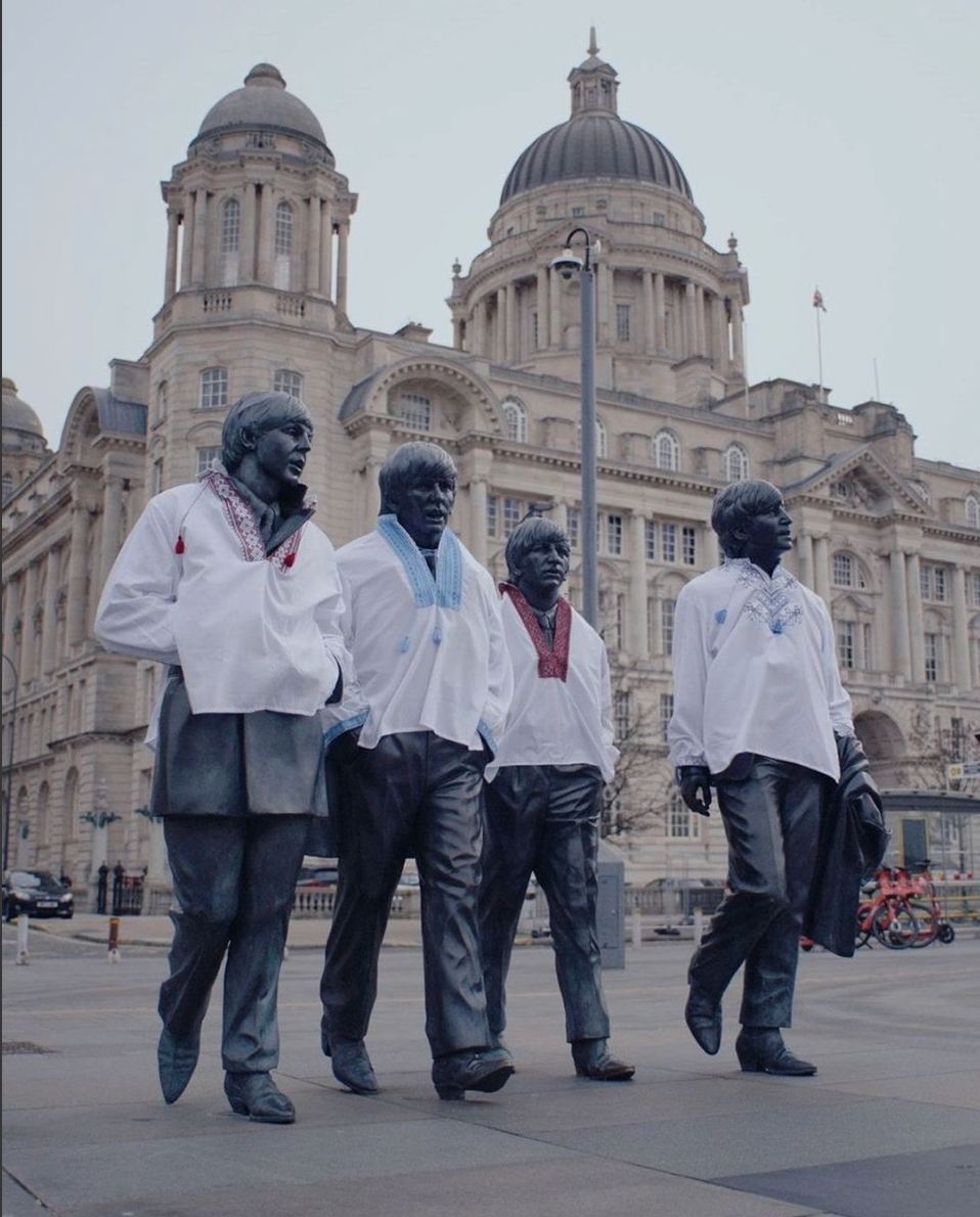 У Ліверпулі пам'ятник The Beatles вбрали у вишиванки 😻