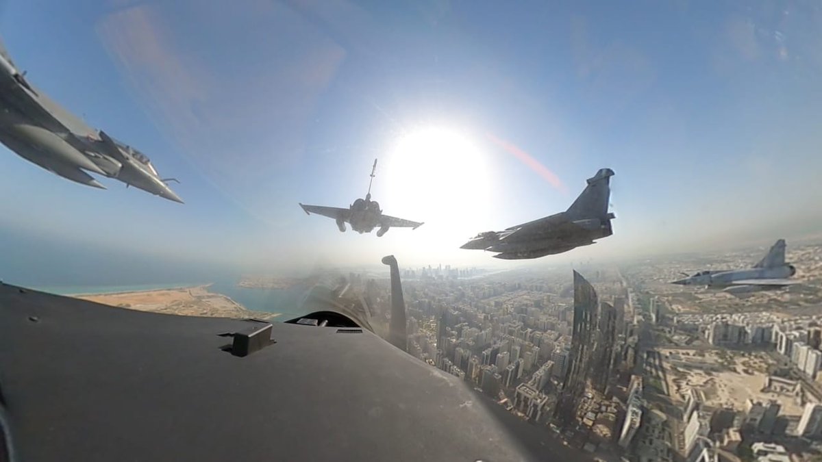 #JeudiPhoto Dans le ciel d'Abu Dhabi, à bord du cockpit d'un Rafale 🇫🇷 de la base aérienne 104 @FFEAU_ALINDIEN en formation avec 2 Mirage-2000 🇦🇪 lors du défilé aérien de la victoire du #8mai et du 15ème anniversaire de la présence des forces françaises aux 🇦🇪.
