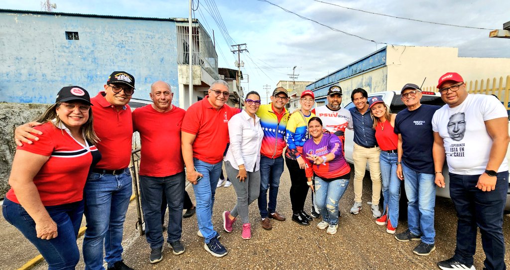 #Hoy || De la mano del pueblo Chavista y en compañia del líder guariqueño, @josemvasquez y de @jorgerpsuv, le decimos al mundo que los Venezolanos hemos resistido con trabajo, con dedicación y empeño. Y seguiremos defendiendo la Revolución Bolivariana.
#LaEsperanzaEstáEnLaCalle