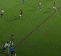 La primera imagen es la que uso el VAR para confirmar el OFFSIDE Las otras dos son la misma imagen con zoom... Juzgue usted