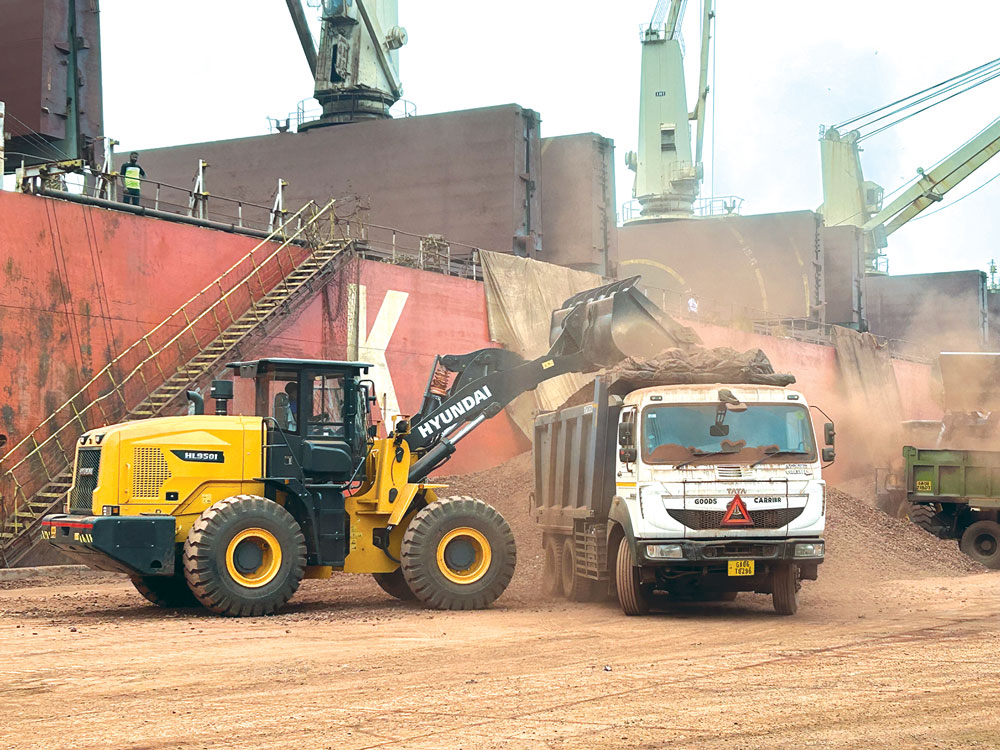 We pride ourselves on integrating cutting-edge technologies into our wheel loaders to enhance efficiency, productivity, and sustainability. Sharwan Agnihotri, Head - Mining & International Business, @HyundaiCEIndia Read more: lnkd.in/dz-cE9wY #wheelloader