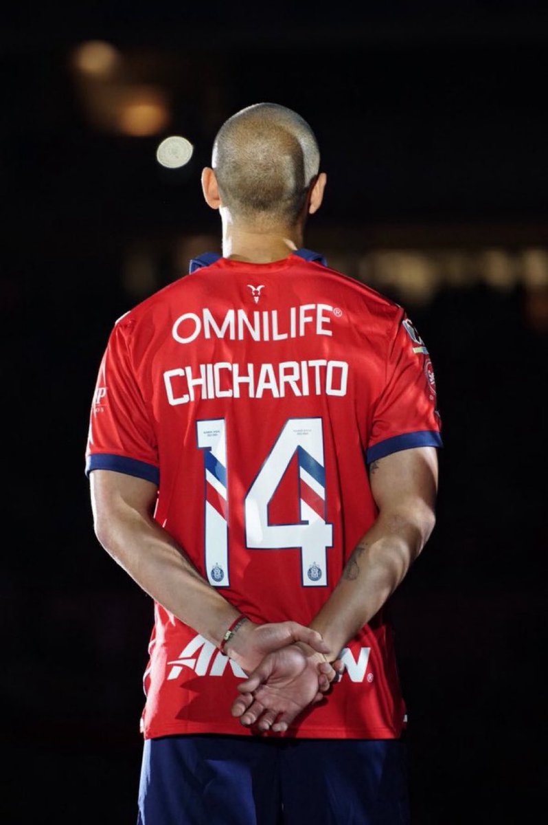 Chicharito | Chivas Recordemos que esto no es un homenaje. Es una contratación. Hay un compromiso en cancha. Hay gran inversión y expectativa. 1 gol en 11 partidos. La gente quiere goles. 3’ PUM 15’ CRZ 15’ AME 61’ LEO 20’ AME 69’ AME 56’⚽️PUE 28’ ATL 69’ TOL 23’ TOL 11’ AME