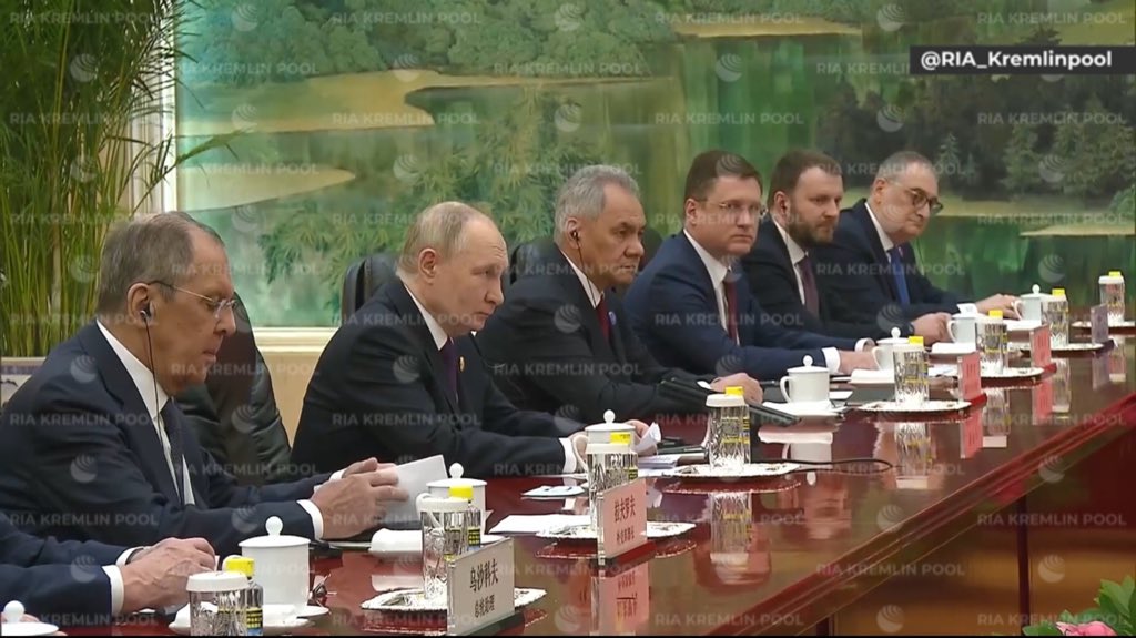 Shoigu right next to Putin in the talks with Xi
