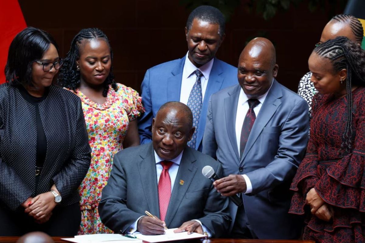 South African opposition reads mischief as Ramaphosa signs health bill nation.africa/africa/news/so…