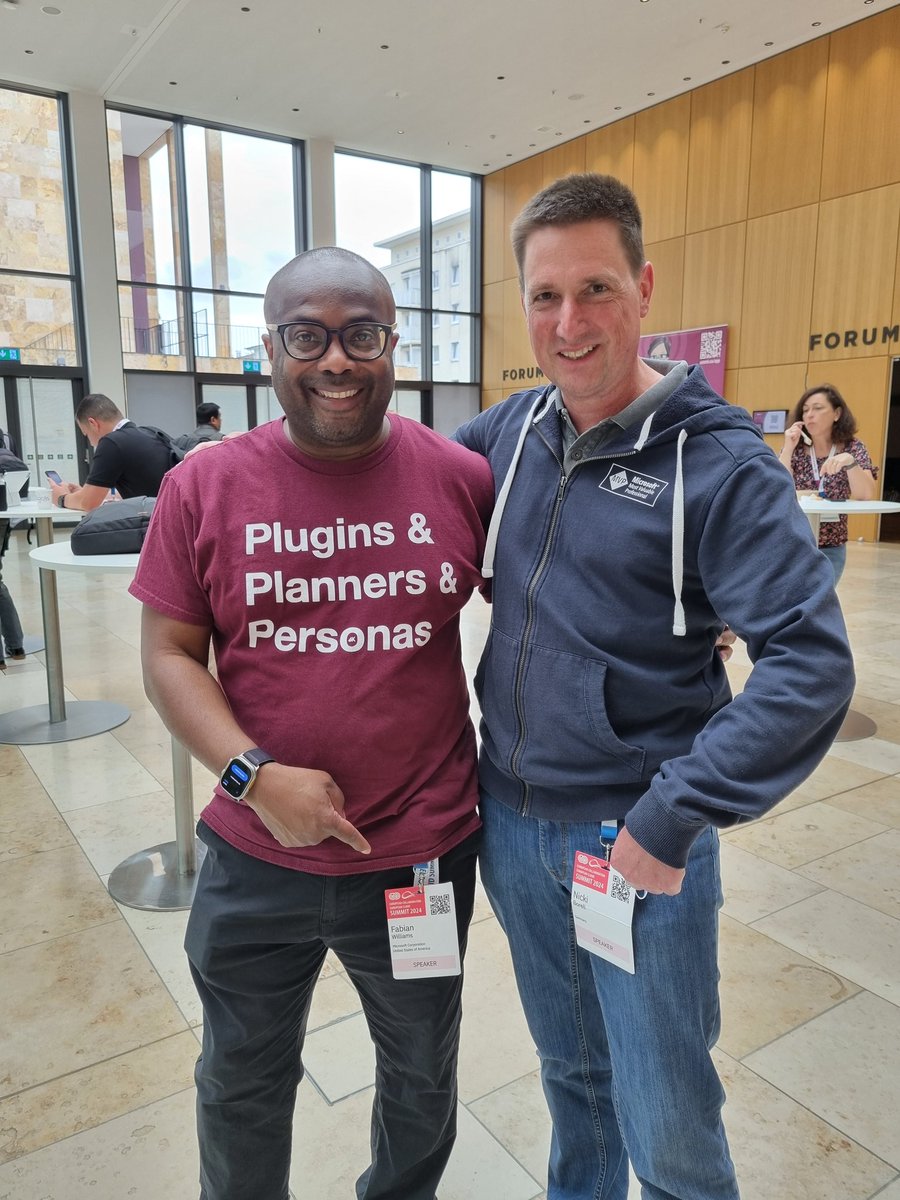 The only right way to manage such a conference badge ;-) <a href="/fabianwilliams/">Fabian Williams 👨🏾‍💻</a> #ecs