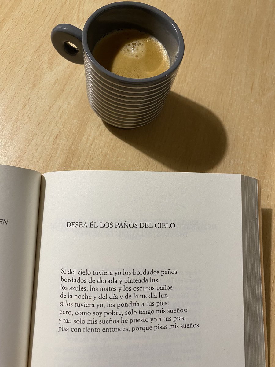 Un café y un poema al despertar. Hoy: Desea él los paños del cielo. W. B. Yeats #UnCaféYUnPoema #Poesía #LaCuevaDeLosLocos