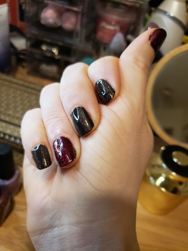 #NailsWednesday's winner, mostly glitter with only dark hues~ :0 They're so dark, that the glittery stripes are having issues being seen, but there are stripes!