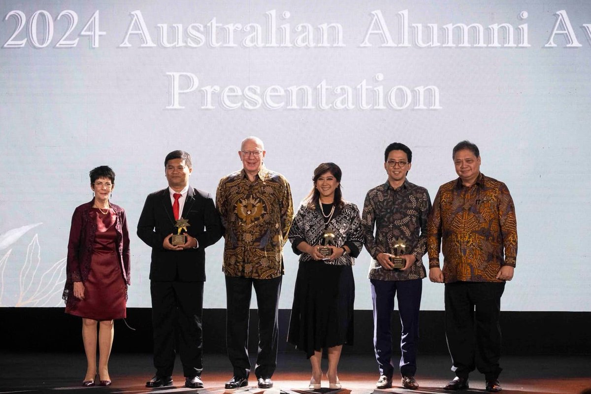 Senang sekali dapat merayakan 75 tahun hubungan diplomatik 🇦🇺 & 🇮🇩 bersama Gubernur-Jenderal & Ibu Hurley serta teman-teman Australia termasuk #OzAlum Menko @airlangga_hrt.  

Selamat kepada peraih penghargaan Alumni of the Year 2024 @meutya_hafid. 🔗 indonesia.embassy.gov.au/jaktindonesian…