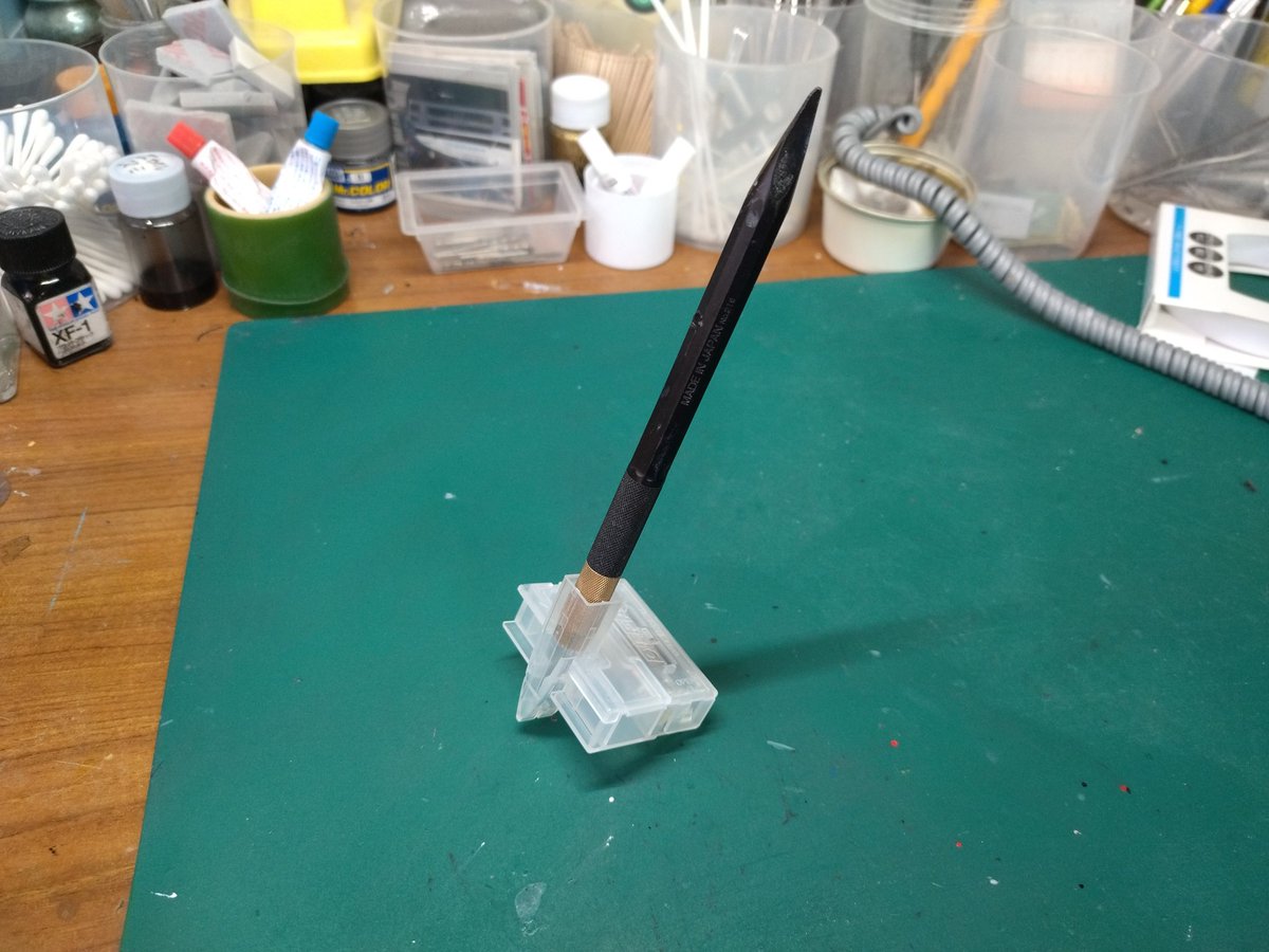 modelerKitazawa's tweet image. #OLFA のデザインナイフ替刃のケースがナイフスタンドになってるの、すごくイイ👍