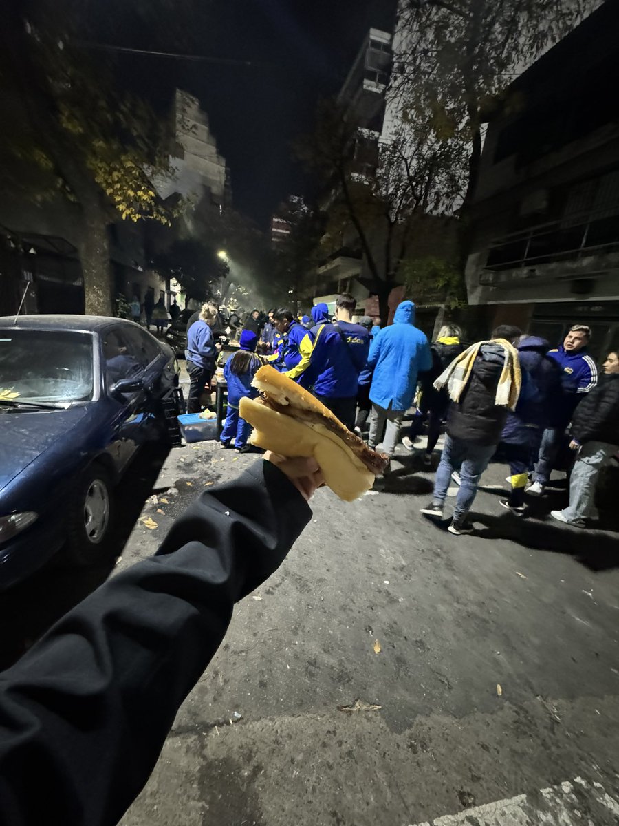 1126Montii's tweet photo. Bandiola asada después del Boca - Fortaleza por Sudamericana 🔵🟡 https://t.co/sDbBmDI8Ca