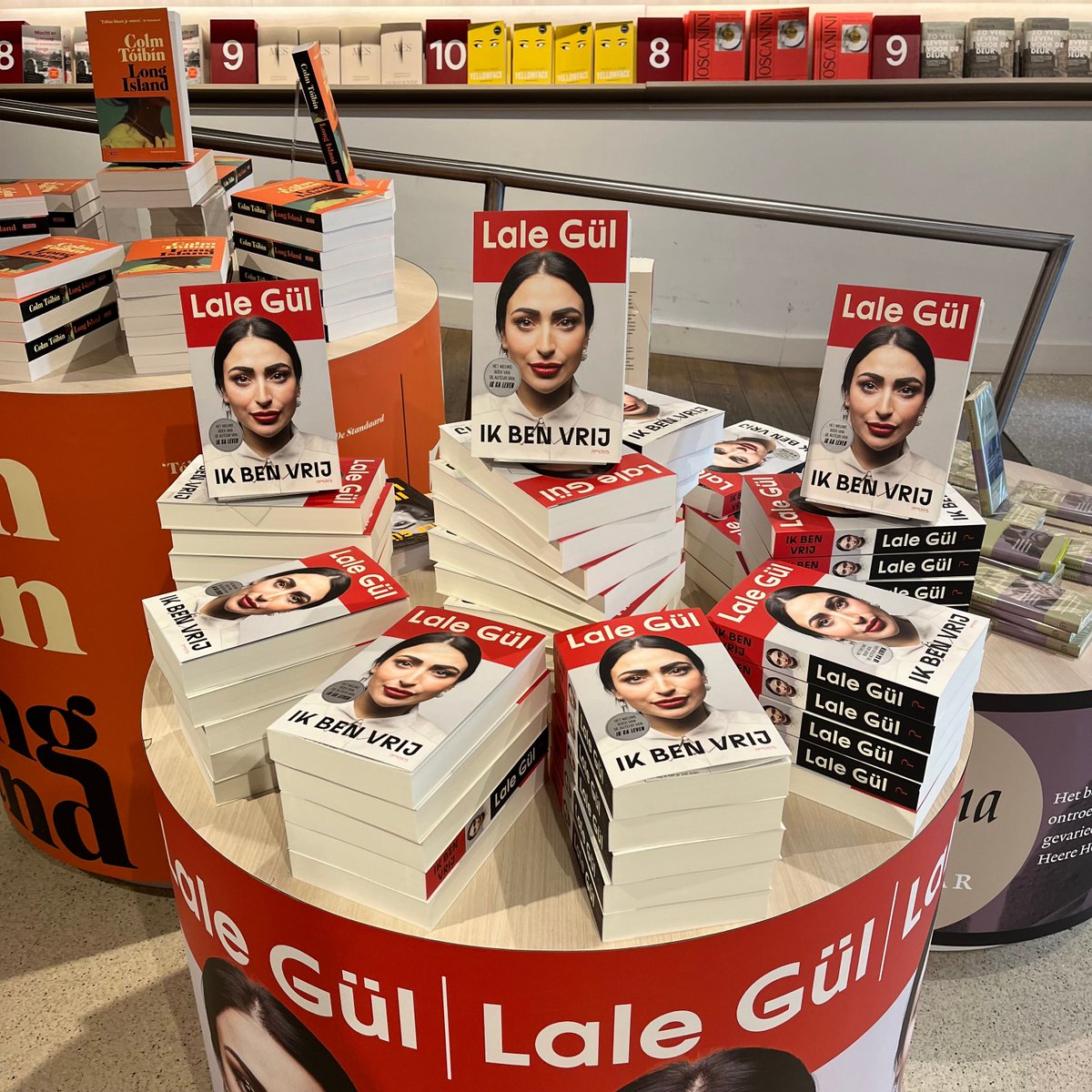 Lale beschrijft met haar geheel eigen pen, die honderdduizenden lezers al wist te ontroeren, op goudeerlijke wijze haar nieuwe leven. 
buff.ly/3QJz0Vy