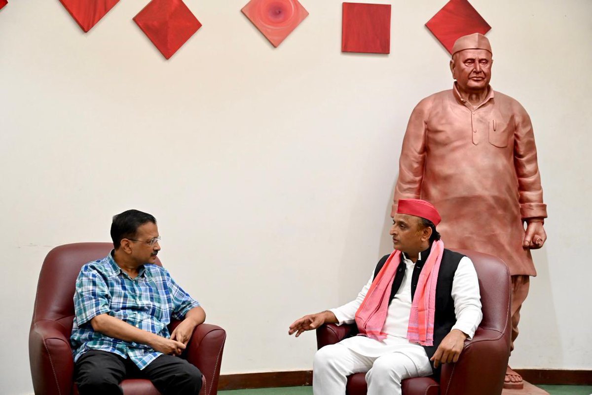 माननीय राष्ट्रीय अध्यक्ष श्री अखिलेश यादव जी ने दिल्ली के मुख्यमंत्री श्री अरविंद केजरीवाल जी का समाजवादी पार्टी कार्यालय, लखनऊ पर किया स्वागत।