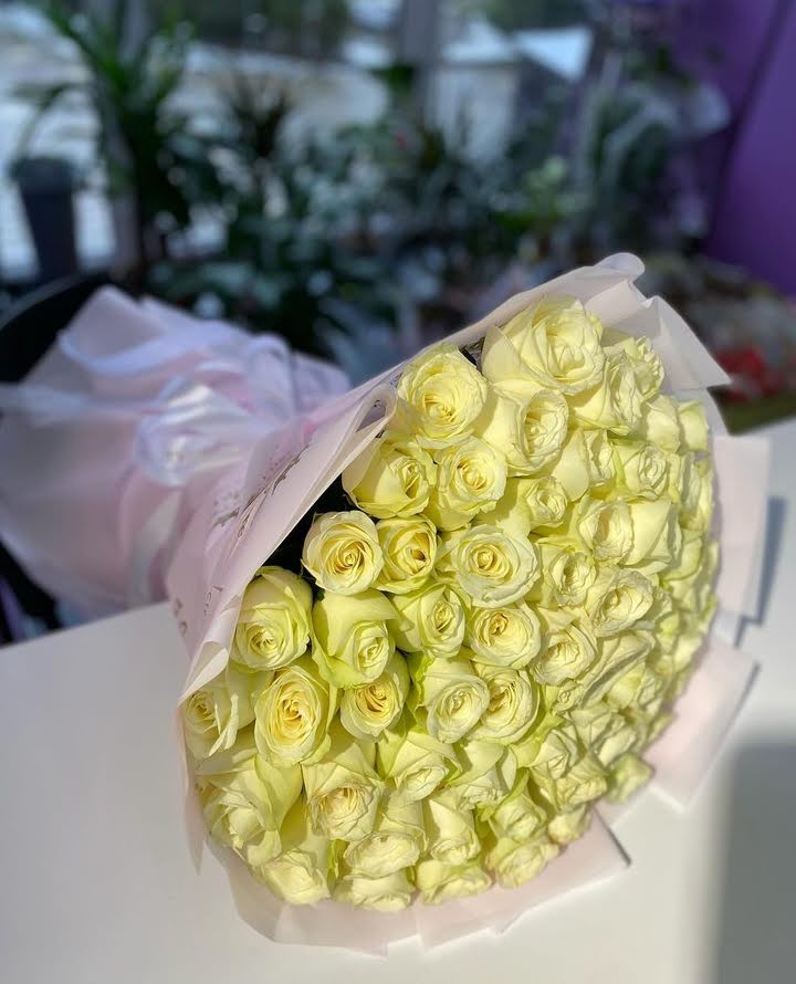 White Roses🤍 Large bouquet at 150k Call or Whatsapp 0756372806 to order