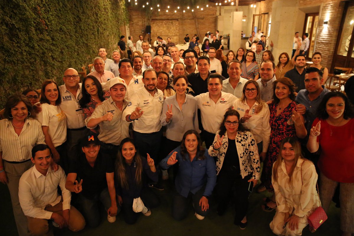 Cerrando el día con el gran equipo que defenderemos Hermosillo y cambiaremos el mal rumbo de Sonora.

¡Listos para ir a ganar el 2 de junio!
#VotaPAN