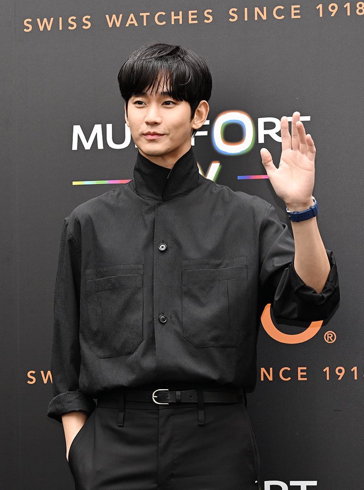 soohyunupdates's tweet photo. [INFO] Actress Jo Boah confirmed will be playing in #KimSoohyun's next work ‘Knock Off.’

Jo Boah plays Kim Soohyun's first love and a customs officer in the drama. She is expected to enrich the show by showcasing her innocent image as well as her strong and determined side, which she has shown in many previous works.

The role of another female lead connected to Kim Soohyun is taken by newcomer Kim Sieun, who made a strong impression in the movie "Next Sohee." Kim Sieun plays Kim Soohyun's business partner, playing a key role in the drama.

⸻ https://t.co/KJhgk6YkFd