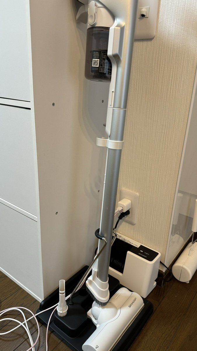 B6L6e's tweet photo. ずっとずっと悩んでやっとちょっと良いコードレスクリーナー買った！静かだしめちゃ軽だし毎日掃除機かけられちゃう最高！ https://t.co/qBqFC1iBrh
