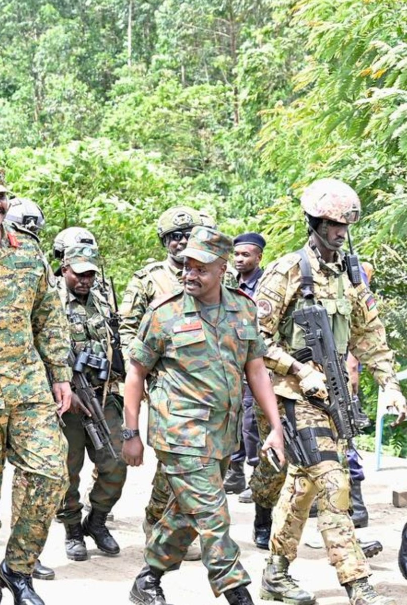 If Gen @mkainerugaba was to speak with FARDC's D/CDF in charge of operations & intelligence, Gen. Kyaligonza(on his left), they wldn't need to use Kiswahili or interpreters; Gen Kyaligonza is a Mundikasa who can speak very clean Rutooro. That's how we are closely interconnected.