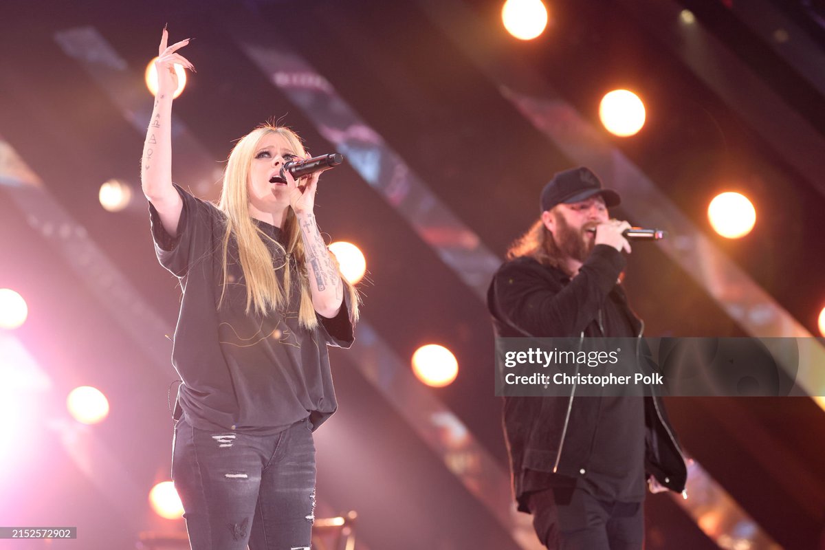 Avril Lavigne rehearsals with Nate Smith for the 59th Academy of Country Music Awards.

為了明天舉行的第59屆鄉村音樂學院獎，小艾今天和 Nate Smith 一起在舞台上進行彩排。

#avrillavigne #avrillavigne_tw #艾薇兒 
#natesmith #acmawards