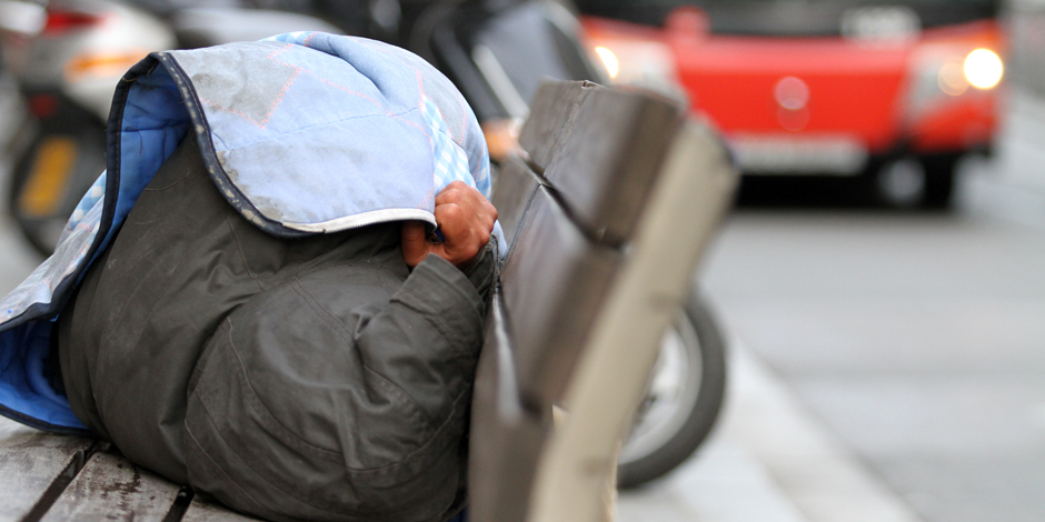 Per què una persona arriba a viure al carrer? Les persones sense llar són incíviques? A Arrels volem trencar aquests i altres prejudicis i la millor manera de fer-ho, és amb informació. arrelsfundacio.org/persones-sense…