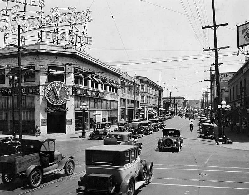 Travel back to 1929 on Pico Blvd, east from Figueroa St. 🚗 Left side: Studebaker agency of Paul G. Hoffman & Co. Thanks to #LAPL for this historic snapshot! #HistoryInPhotos #LosAngelesHistory #VintageLA #Studebaker #KaylaRaeCampbell