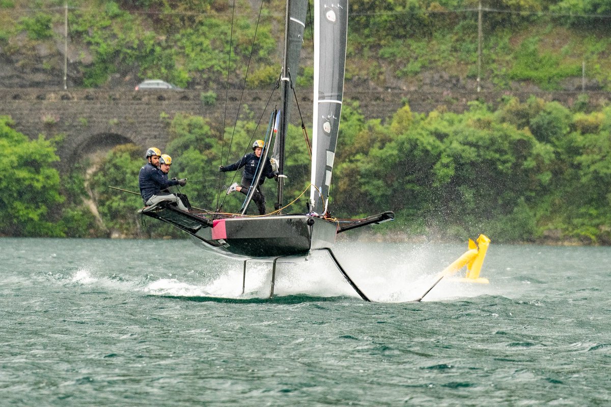 📍Torbole, Lac de Garde, Italie 🏁 Youth Foiling Gold Cup, Act 1 👉 Après 2 jours de courses et 11 manches disputées, les Youth d’Orient Express - L’Oréal Racing Team sont en tête au général. Ils font preuve d’une magnifique régularité avec 4 victoires et 7 places de 2e. #OERT