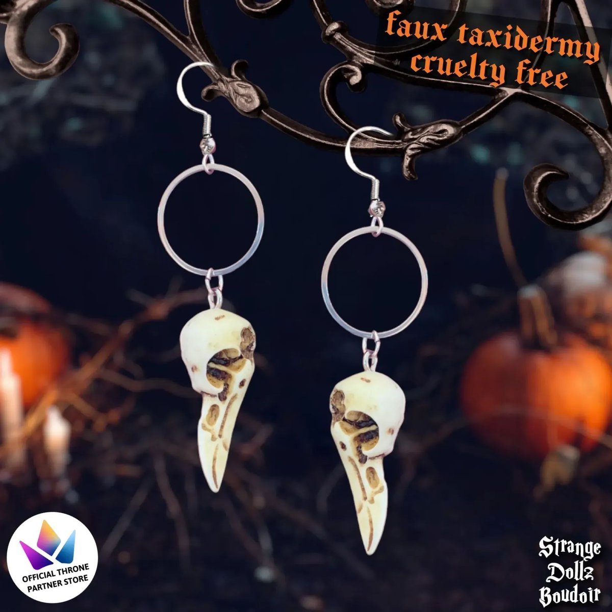 💀🐦‍⬛New faux taxidermy jewellery, handmade with resin, #crueltyfree available here : strange-dollz-boudoir.myshopify.com 🎁👑Or add to your #Throne wishlist as we are a partner store : throne.com/products/brand… 👑  #raven #twitchtv #wishlist #vtuber #gothic #halloween #taxidermy #goth