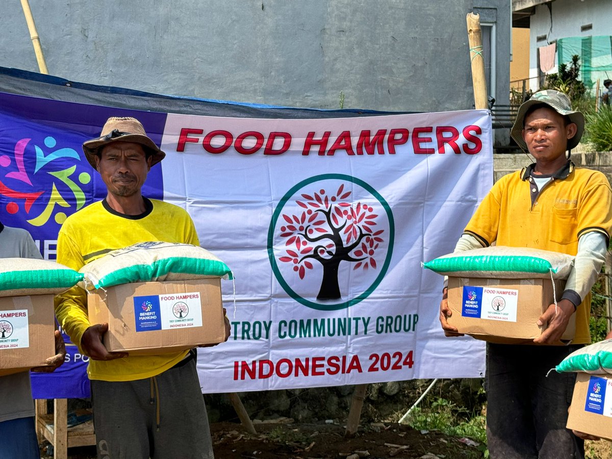 Grateful for the Troy Community Group's efforts in delivering food parcels and rice to farming laborers in Indonesia. #CommunityAid #SupportFarmers @troy_community