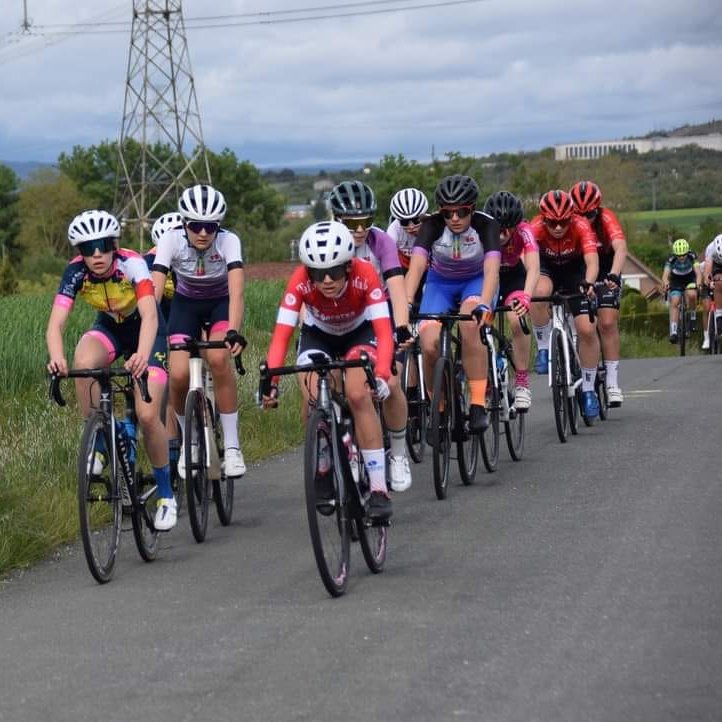 💪🏽🚴🏽‍♀️ Muy buen arranque de mayo de las ciclistas del #BeratxaSportTeam
Que bien han lucido su #equipacionpersonalizada #MagliaSport en #ArabakoItzulia y victoria, con doblete, en el Cto Aragón; junto a desarrollo y progreso en Cto Cataluña y Valdepeñas
#vistetussueñosvistemaglia👕