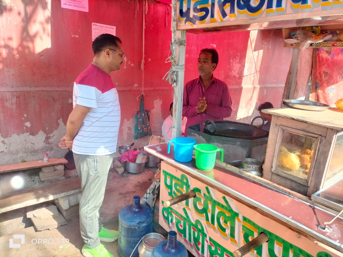 नगर निगम ग्रेटर, जयपुर स्वास्थ्य उपायुक्त श्री नवीन भारद्वाज द्वारा सागानेर व्यवसायिक क्षेत्र में ठेला लगाने वाले दुकानदारो को प्लास्टिक के स्थान पर कुल्हड़ व कांच के ग्लास उपयोग करने व अपने ठेले के पास डस्टबिन रखने की सम्झाइश दी गई 

#SwachhBharat #SayNOtoSUP #cleanindia