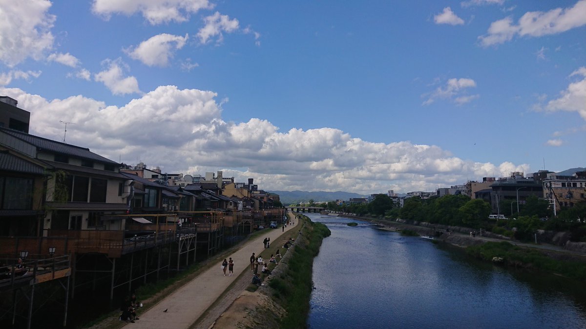 初夏の鴨川・四条大橋から。