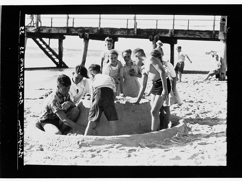 mcrowl's tweet image. It's taken me a few weeks since my overseas trip to really get up and running on the #WIP,  but this last week has seen some real progress. You can read about the changes here...
tinyurl.com/23xnwz2a

#slowwriting
#sandcastles