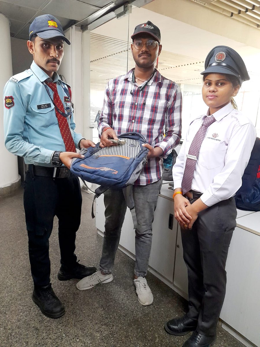 The attentive staff of #LucknowMetro ensured the safe return of a passenger's bag left at Charbagh Metro station, containing 16000 Rs. /- Cash. The passenger, upon receiving the bag, expressed gratitude to UPMRC staff for their cooperative efforts. #UPMetro:साकारहोतेसपने