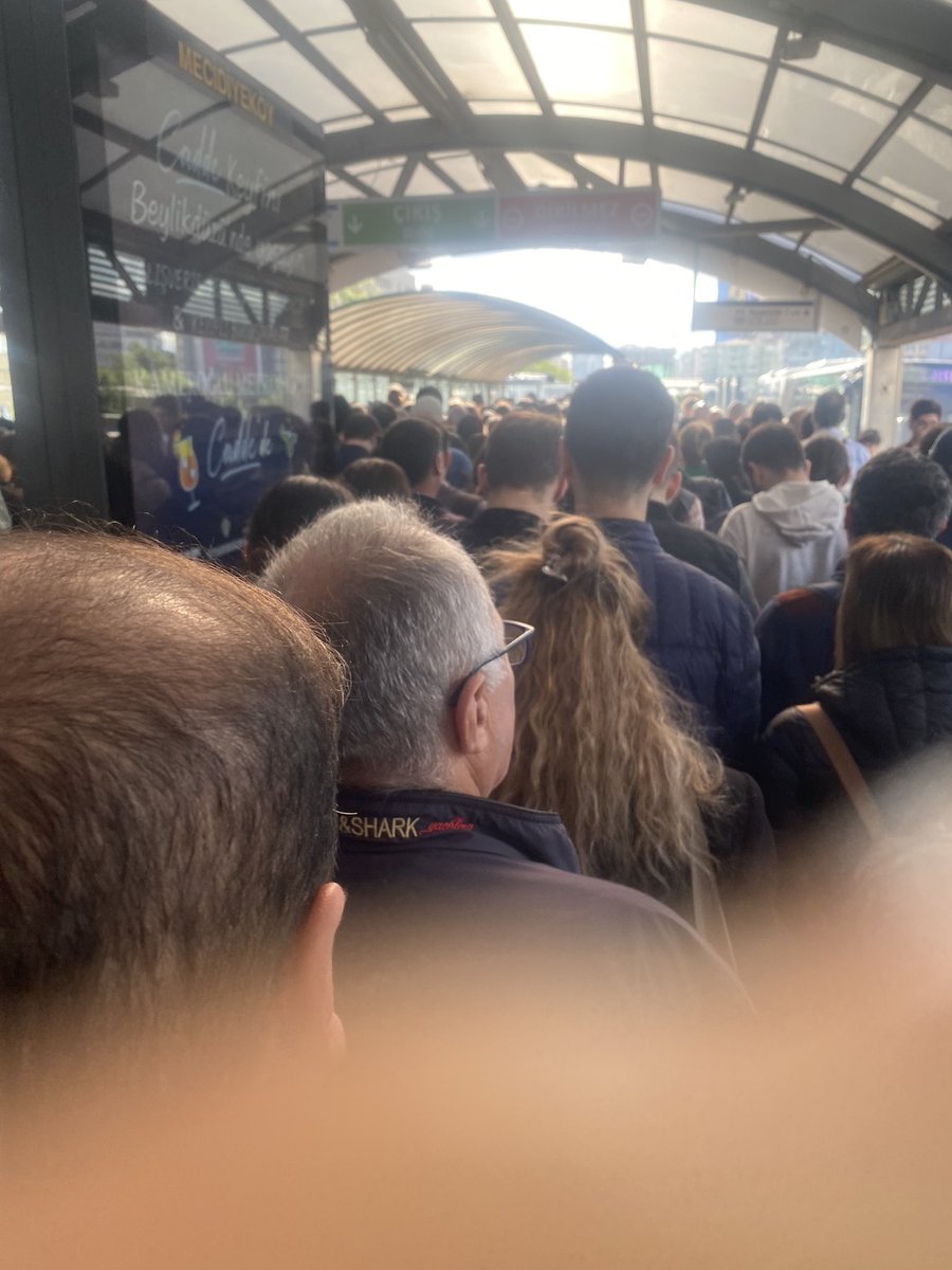 Uzaya gidiyoruz ama metrobüs çıkışından aşağı inemiyoruz.Yeter ya her sabah bu çileyi çekmek zorunda mıyız?
<a href="/istanbulbld/">İstanbul Büyükşehir Belediyesi</a> #balıkesir