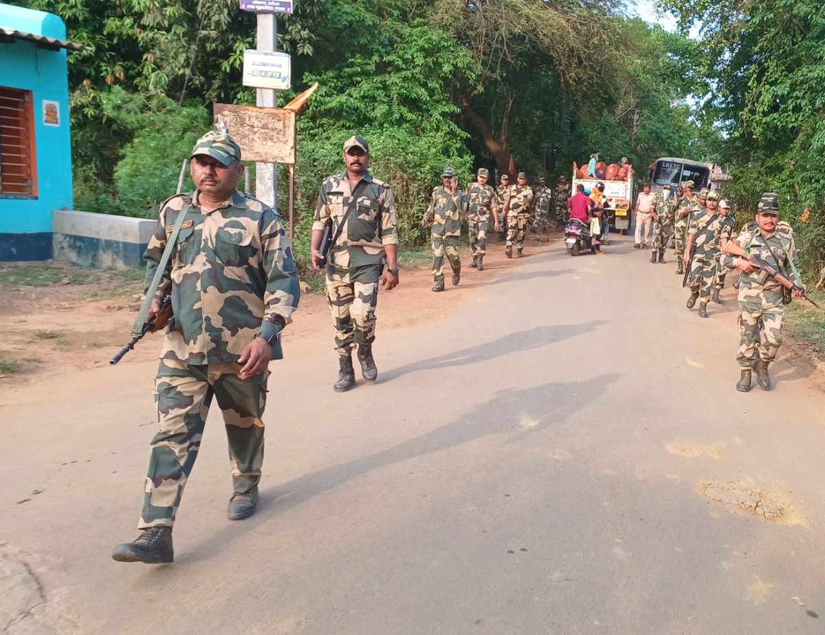 16.05.2024
Standing guard for democracy!

Ahead of the fifth phase of the GPE-2024 in #WestBengal,#BSF personnel are conducting foot patrols with @WBPolice,ensuring every voice is heard in the upcoming elections.
#LokSabhaElections2024
#ChunavKaParv